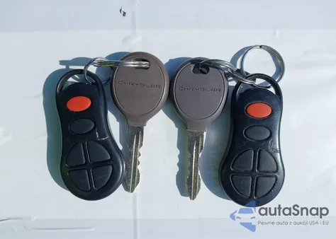 2003 Chrysler Town & Country Limited z USA, uszkodzony, nr VIN 2C8GP64L13R205501